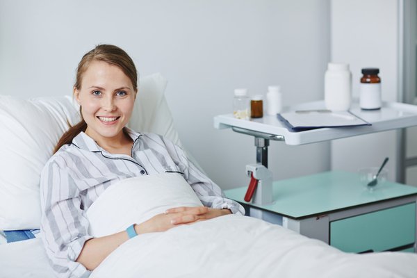 Quelle stratégie adopter pour un basketteur afin d'optimiser sa récupération entre deux séances d'entraînement intensives ?