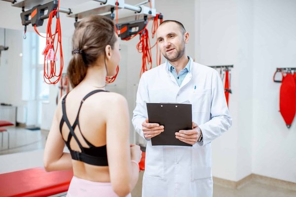 Quel type d'aquafitness maximise la rééducation des patients souffrant d'arthrose du genou?