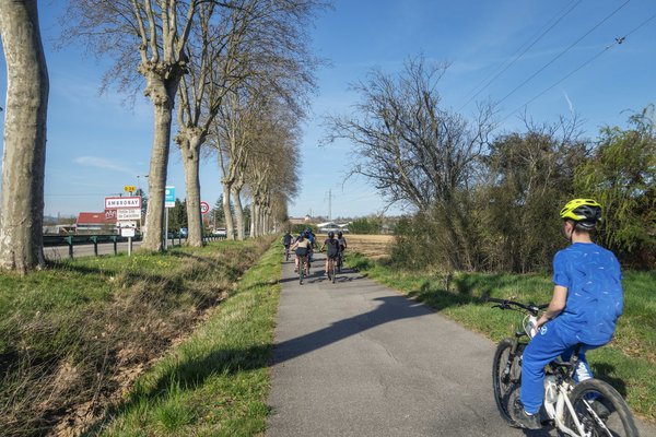 Quelle est la meilleure méthode pour enseigner les règles de signalisation routière aux jeunes cyclistes?