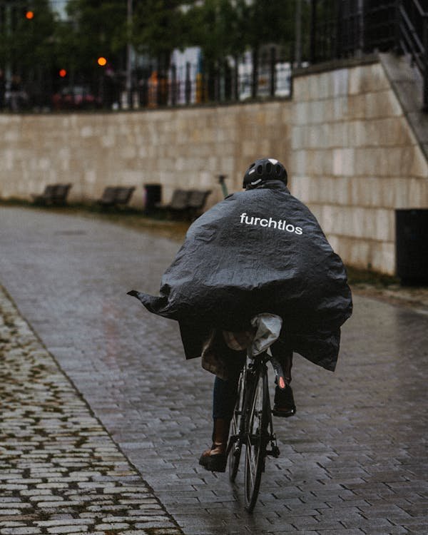Découvrez notre sélection de capes de pluie pour cyclistes